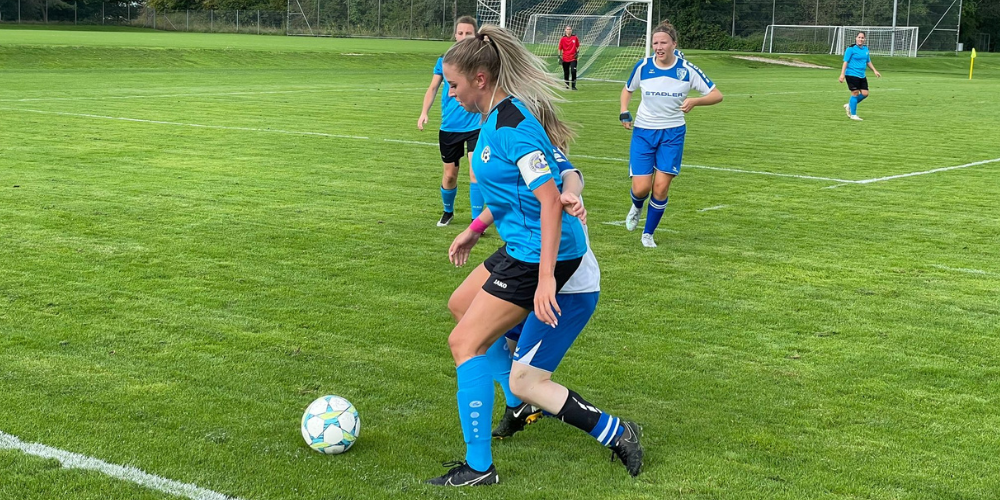 Fiona Indermaur versucht den Ball für sich zu gewinnen.