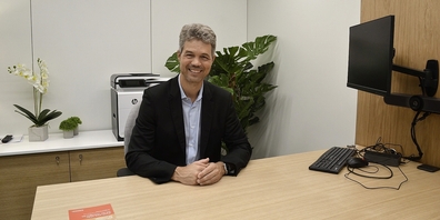 Postkundinnen und -kunden in Oerlikon haben neu neben den Postangestellten auch Versicherungsexperten der Assura vor Ort. Auf dem Foto: Stephan Kotyczka von der Assura. 