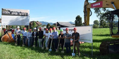 Am Spatenstich dabei: (v. l.) Baumeister Ralf Schmid, Tiefbauunternehmer Daniel Hösli, Andreas Federer, Architekt Matthias Stähli, Käuferbetreuung Martin Ruf, Projektleiter Stefan Schmucki, Generalunternehmung Regula Langenegger, Bauherrschaft Hansjörg Sommerau und Guido Schmidhäusler, Bauleitung Katrin Steiner und Generalunternehmer Daniel Ramensperger und Josef Ramensperger.