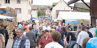 Auf der Dorfstrasse in Bibern war reger Betrieb: Das siebte Biberner Zwetschgenfest lockte unzählige Besucherinnen und Besucher in das kleine Dörfchen und sorgte für gute Stimmung und zwetschgenhafte Köstlichkeiten.Auf der Dorfstrasse in Bibern war reger Betrieb: Das siebte Biberner Zwetschgenfest lockte unzählige Besucherinnen und Besucher in das kleine Dörfchen und sorgte für gute Stimmung und zwetschgenhafte Köstlichkeiten.