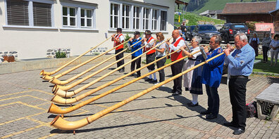 Alphornklänge auf dem Schulhausplatz in St. Antönien.