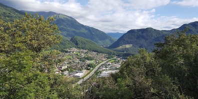 Die Gemeinde Torricello-Taverne im Tessin, vom Berg San Zeno aus fotografiert.