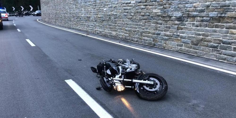 Ein 42-jähriger Mann aus Österreich verletzte sich bei einem Motorradunfall in Zernez GR schwer.