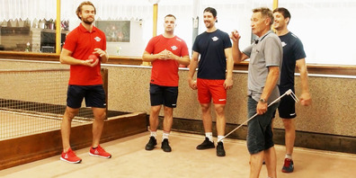 Früher eine Torhüter Legende, jetzt erklärt der den vier Jungs, wie es im Boccia zu und her geht: Hugo Stössel (ganz rechts) mit den Lakers Spieler Sandro Zangger, Sandro Forrer, Yannick-Lennart Albrecht, Nico Dünner (v l.n.r.)
