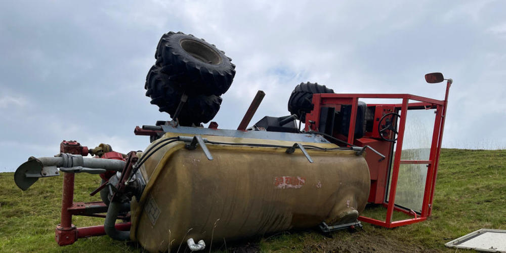 Der landwirtschaftliche Transporter überschlug sich beim Gülle austragen.