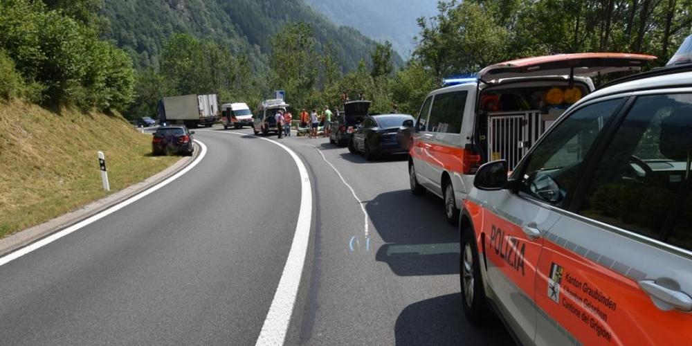 Ein schwerer Unfall hielt am Freitagnachmittag die Polizei in Graubünden auf Trab.