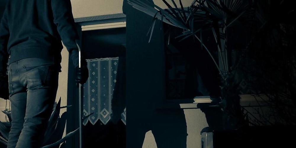 Diebe brachen durch ein schräg gestelltes Fenster in eine Wohnung in Rapperswil-Jona ein. (Symbolbild)