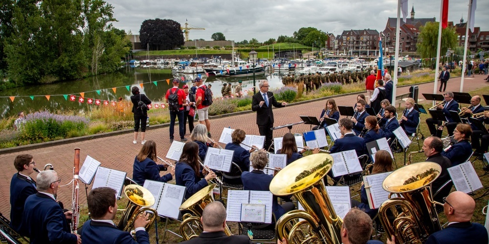 Die Feldmusik Jona motiviert die Vorbeimarschierenden bei ca. Kilometer 20 der letzten 40 Kilometer.