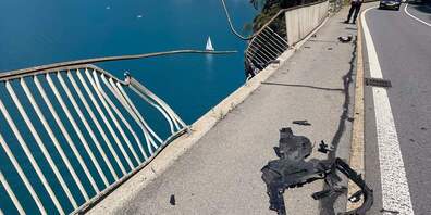 Ein Personenwagen kollidierte beim Wolfsprung mit der rechtseitigen Felswand, schleuderte über die Gegenfahrbahn, durchbrach ein Geländer und flog in den Vierwaldstättersee. (Bild kaposz)