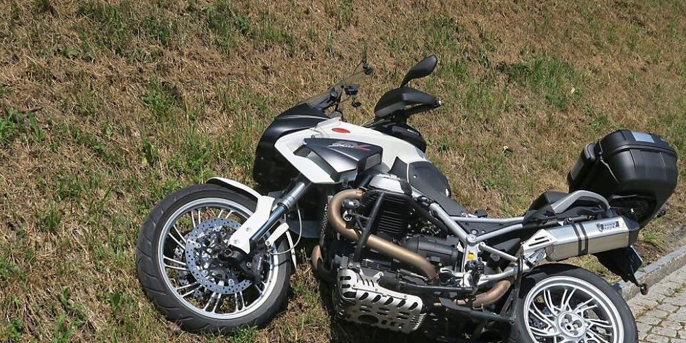 Am Motorrad entstand nur geringer Schaden.