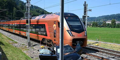 Das total beschädigte Auto nach dem Zusammenprall mit dem Zug. 