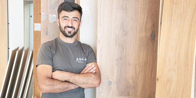 Aus Afghanistan geflüchtet und nun den Lehrabschluss im Sack: Basir Azimi schloss mit 25 Jahren die Lehre als Boden-/Parkettleger EFZ ab. Sein Werdegang war steinig, mit viel Disziplin aber nicht unüberwindbar.