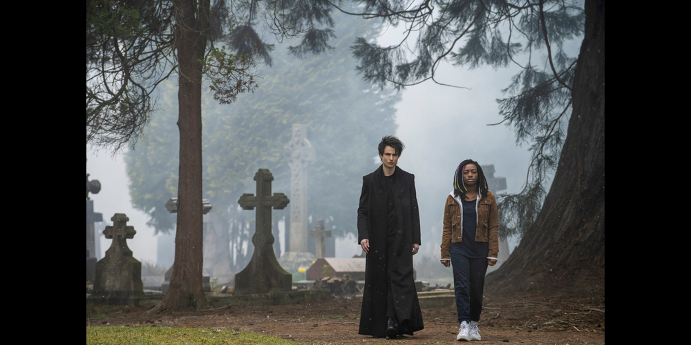 Tom Sturridge als Dream (l.) zusammen mit Kyo Ra als Rose Walker in der neuen Netflix-Serie «The Sandman».