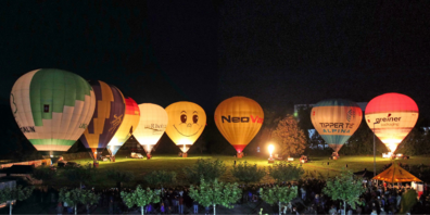 Romantisches Aufleuchten der bunten Ballonhüllen beim Night Glow.