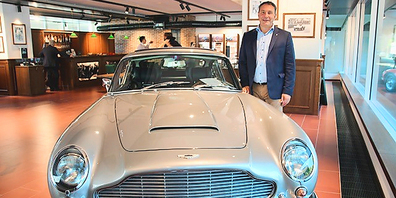 GeschäftsführerHannes Gautschi präsentiert das ausgestellte, aber zu erwerbende Prachtstück in Silber: Aston Martin DB6, Jahrgang 1965.