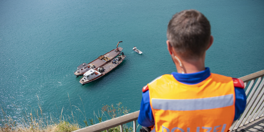 Die beiden Bergungsschiffe in Aktion.