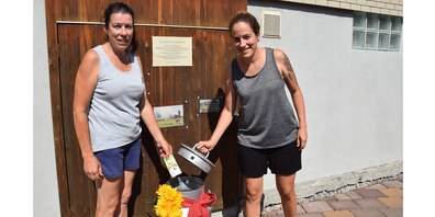 Rosmarie und Jasmin Kessler richteten die Spenden-Kanne am Tag nach dem Brand ein.
