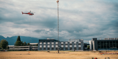 Der Windmessmast wurde mithilfe eines Helikopters aufgestellt