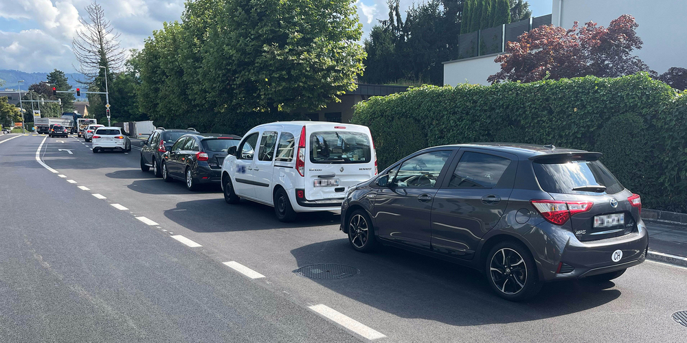 Die vier beteiligten Fahrzeuge der Auffahrkollision in Rapperswil. 