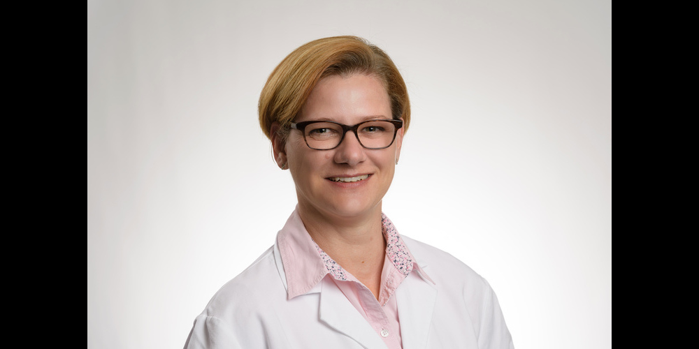 Katrin Breitling, Chefärztin der Frauenklinik klärt über die Menstruation auf.