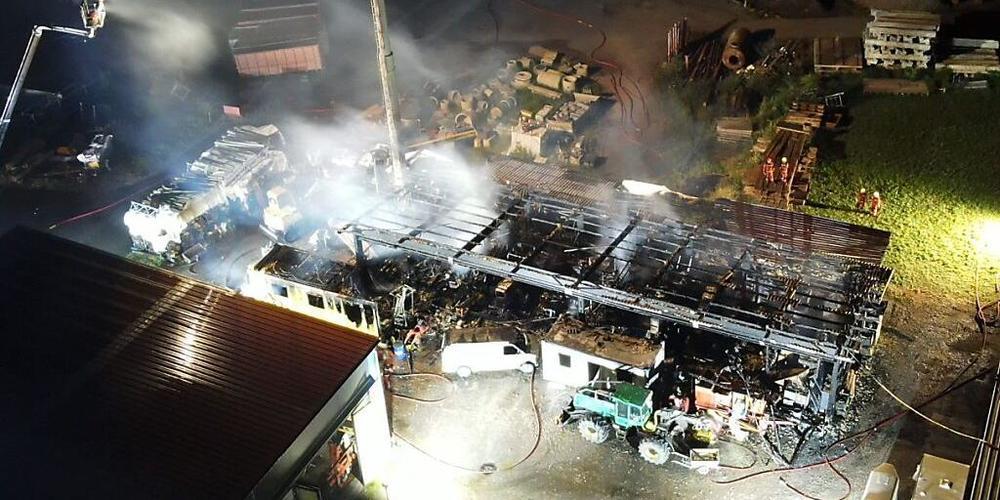 Der Firmenunterstand mit Fahrzeugen und Maschinen wurde durch den Brand zerstört.