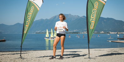 Das Schaffhauser Leichtathletik-Talent Carmen eifert im UBS Kids Cup Camp Überflieger Simon Ehammer nach. 