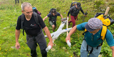 Der Transport des 18 Kilogramm schweren Kreuzes war meistens Teamarbeit.