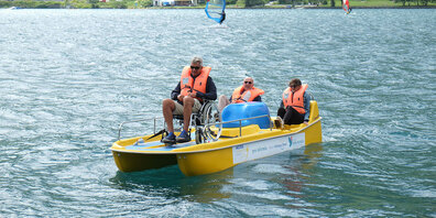 Auf dem Davosersee können Menschen im Rollstuhl Pedalo fahren. 