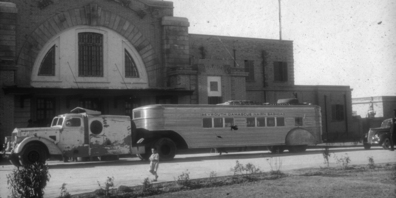 Wüstenauto der Reisegruppe um Rudolf Schmidt beim Flughafen von Bagdad am 23. Januar 1938. 