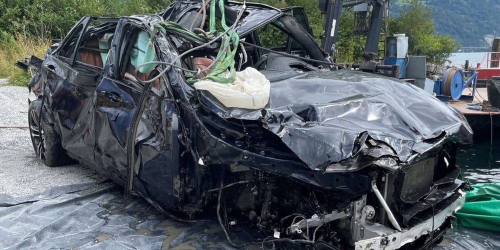 Am Sonntag stürzte das Auto in den Vierwaldstättersee – am Mittwoch konnte nun das Auto und das Todesopfer aus dem See geborgen werden.