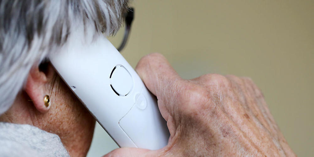 Falsche Polizisten und falsche Staatsanwältinnen versuchen ältere Menschen telefonisch einzuschüchtern und zur Zahlung eines hohen Geldbetrages zu überreden. (Symbolbild)