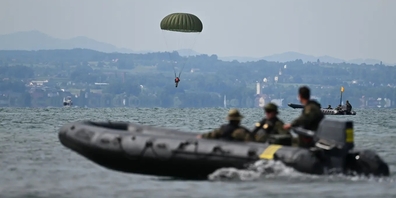 Aus 400 Metern Höhe springen die Fallschirmjäger in den Bodensee