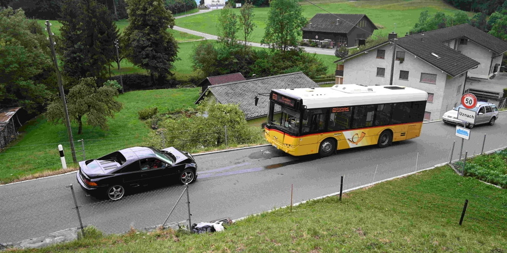 Eine Person, die im Postauto sass, wurde dabei leicht verletzt. Es entstand Sachschaden von über 10'000 Franken.