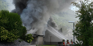 Durch die Feuerwehr konnte der Brand unter Kontrolle gebracht werden, ohne dass es auf weitere Häuser übergriff. 