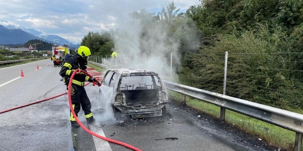 Das Auto brannte auf der Südspur der Autobahn A13 bei Domat-Ems vollständig aus.