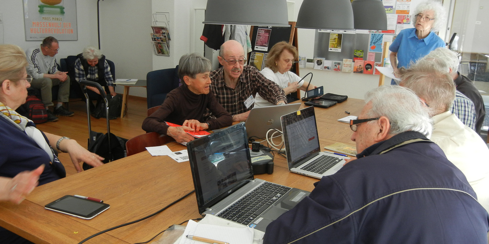 Die Expertinnen und Experten des Vereins Computeria Zürich helfen  jeweils am dritten Mittwoch des Monats.