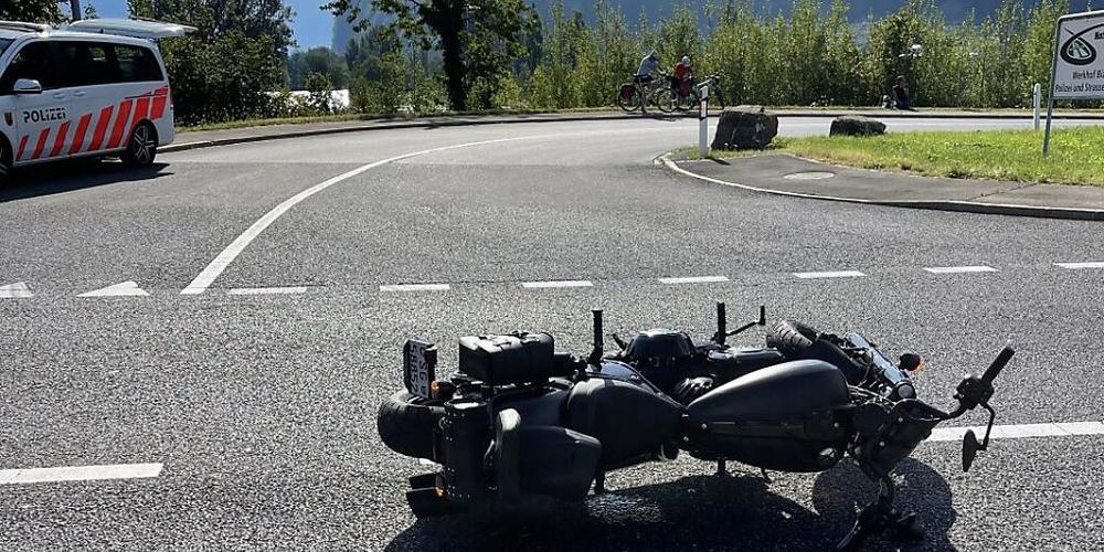 Das verunfallte Motorrad nach der Kollision mit einem Auto in Mollis.