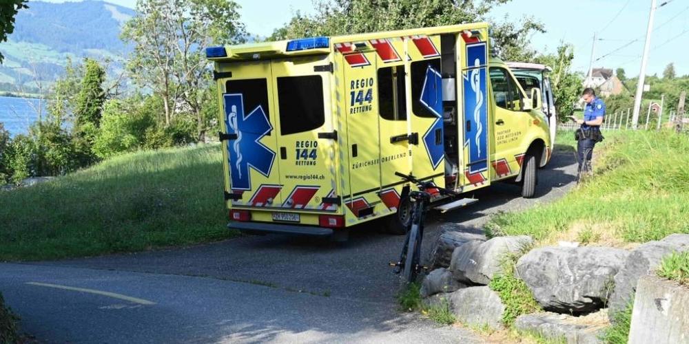 Auf dem Stranweg in Bollingen kam am Sonntagmorgen ein betrunkener Elektrovelofahrer zu Fall.
