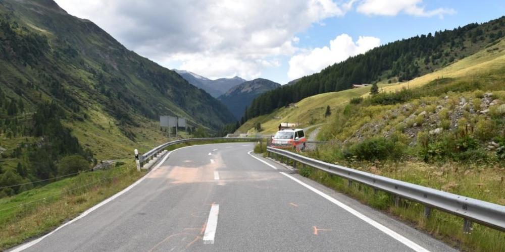 Der Unfallort befand sich auf der Flüelapassstrasse auf der Strecke vom Hospiz talwärts in Richtung Davos.