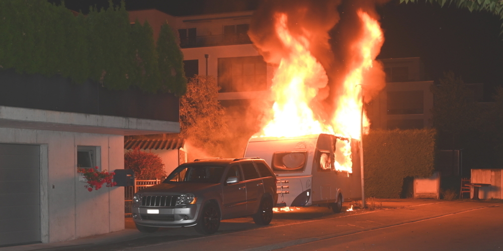 Warum der Wohnwagen in der Nacht von Freitag auf Samstag brannte, ist Gegenstand von Ermittlungen.