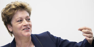 Der Regierungsrats-Wahlkampf erinnert sie an den Kampf der Eringerkühe im Wallis: Bildungsdirektorin Silvia Steiner (Mitte). (Archivbild)