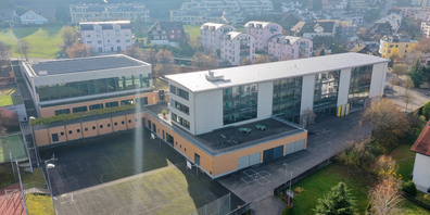 Am 1. August brach im Schulhaus Steg in einem Abstellraum beim Eingangsbereich ein Feuer aus. Ausgelöst wurde der Brand laut Ermittlungen durch ein Feuerwerk. 