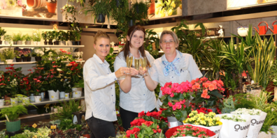 Cornelia Klaus, Sabina Causevic und Manuela Bischof (von links) stossen auf 25 Jahre Coop an. 