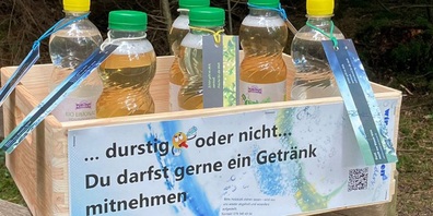 Die Gruppe „wir… anders“ der Seelsorgeeinheit Uzwil setzte zum Sommeranfang ein sympathisches Zeichen im Sinne von „Es tut gut, etwas Schönes und Gutes zu machen“. Sitzbänke an Wanderwegen, an Plätzen oder Bushaltestellen überraschten mit 1000 offerierten Mineralflaschen zum Durstlöschen, gesponsert vom Holderhof in Henau.