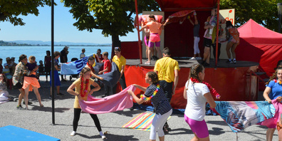 Der Zirkus Mugg eröffnete seine Show damit, dass er die Zuschauerinnen und Zuschauer sogleich für die Badeferien abholte. 
