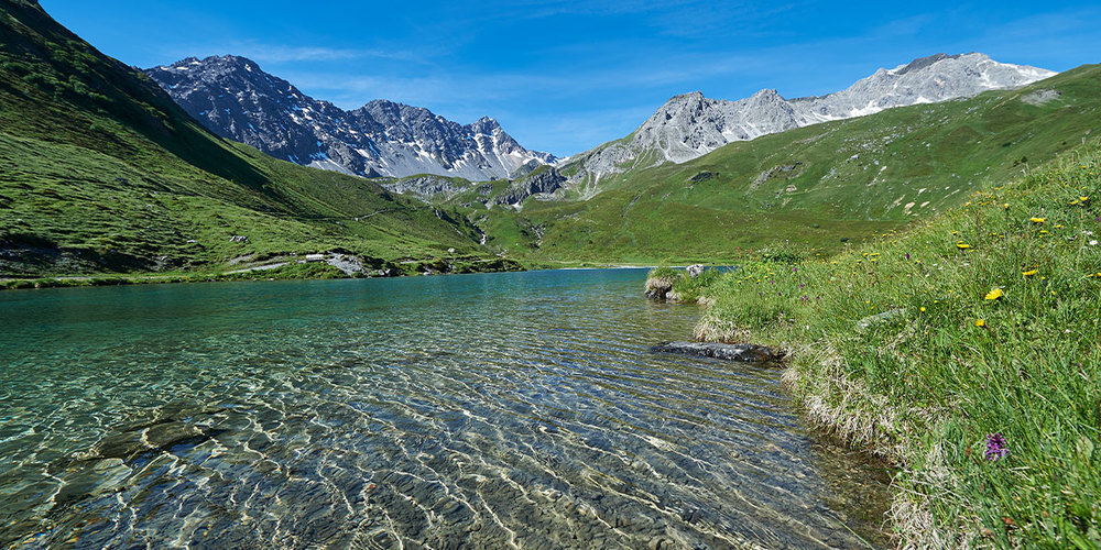 Arosa - Erfrischendes Naturbad mit Bergpanorama.