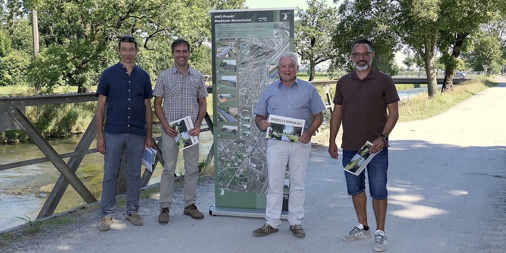 Matthias Kreis, Technischer Leiter Melioration der Rheinebene (v.l.), Roland Hollenstein, Projektleiter Hochwasserschutzprojekt, Roland Wälter, Präsident Verwaltungsrat Zweckverband Rheintaler Binnenkanalunternehmen und Sascha Weder, Geschäftsführer Zweckverband Rheintaler Binnenkanal, informieren über die geplanten Schutzmassnahmen. 