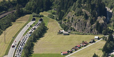 Auf der A2 in der Leventina vor dem Südportal des Gotthardtunnels war am heutigen Freitag erneut Geduld gefragt. (Archivbild)
