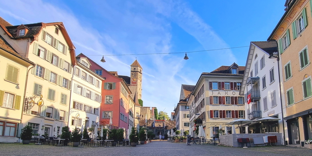 Die Gastronomen am Hauptplatz in Rapperswil sind mit einem mittelalterlich inspirierten Dreigänger Teil des Carmina-Burana-Gesamterlebnisses.