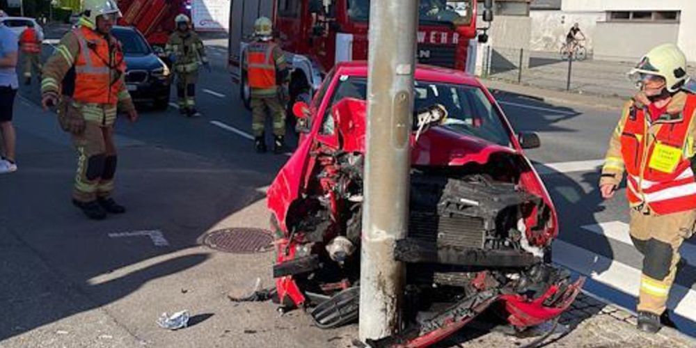 Die Frau fuhr frontal in einen Ampelmast